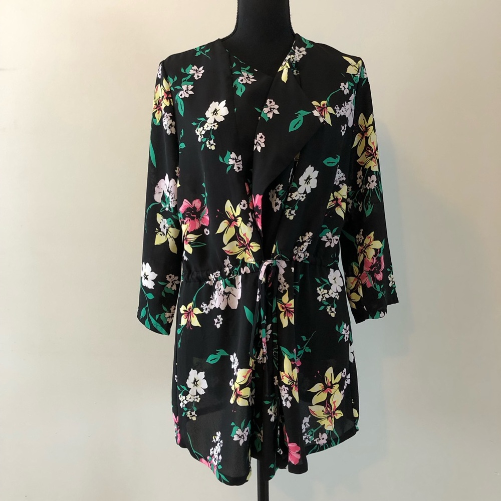 Women’s Trendsetter Black Floral Wrap Tie Front Style top size S